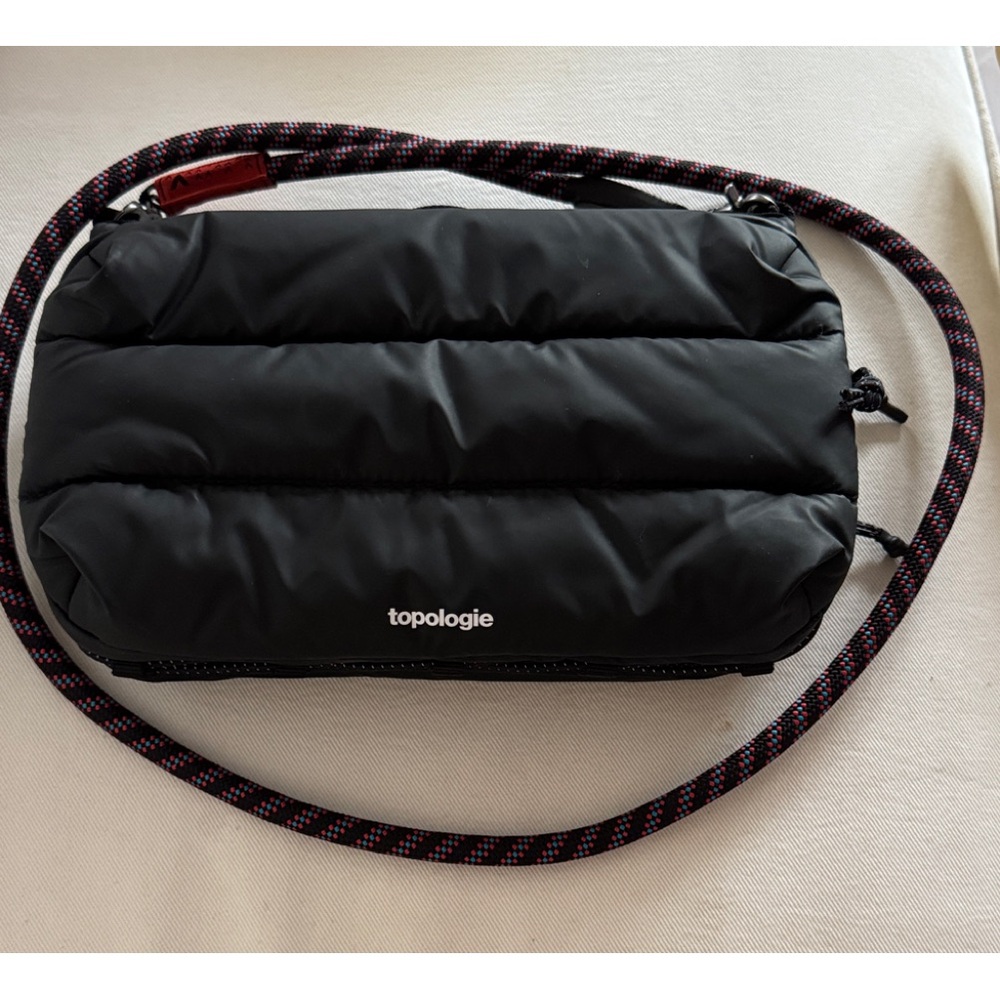 Black Puffer Quilted like new “TOPOLOGIE BOTTLE SACOCHE” Lightweight Bag